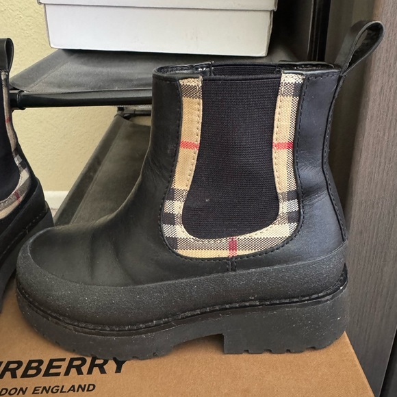 Pre loved kids Burberry Chelsea boots - Picture 1 of 8